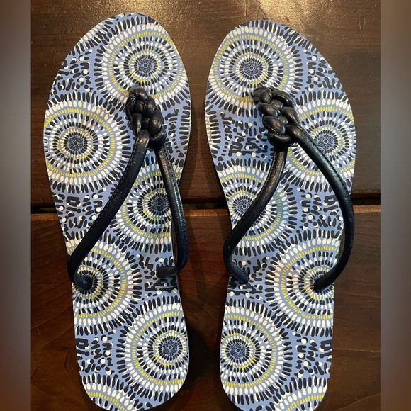 NWOT Vera Bradley Size 9 1/2 flip flops - Picture 1 of 3
